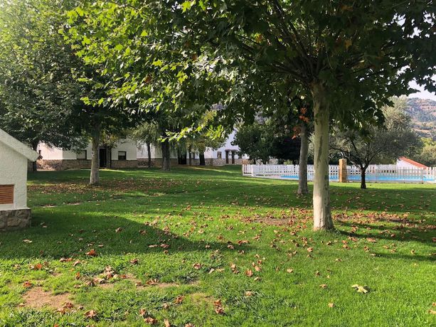 Imagen de los exteriores del Hotel Los Enebros. Foto 8