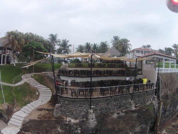 Imagen de los exteriores del Hotel Los Farallones. Foto 16