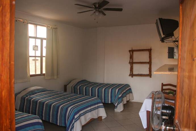 Imagen de la habitación del Hotel Los Faroles. Foto 17