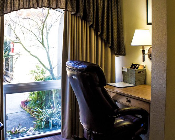 Imagen de la habitación del Hotel Los Gatos Garden Inn. Foto 9