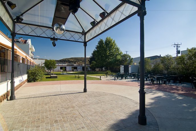 Imagen de los exteriores del Hotel Los Granados. Foto 13