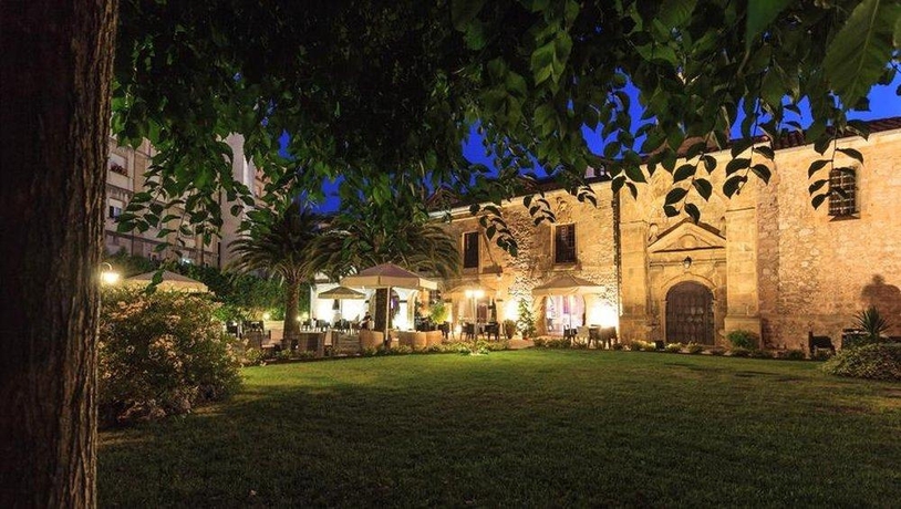 Imagen de los exteriores del Hotel Los Guardeses. Foto 9