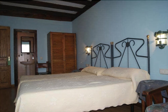 Imagen de la habitación del Hotel Los Laureles. Foto 4