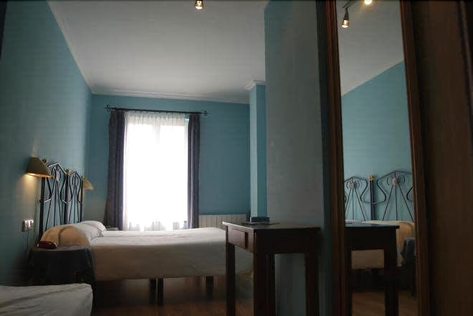 Imagen de la habitación del Hotel Los Laureles. Foto 12