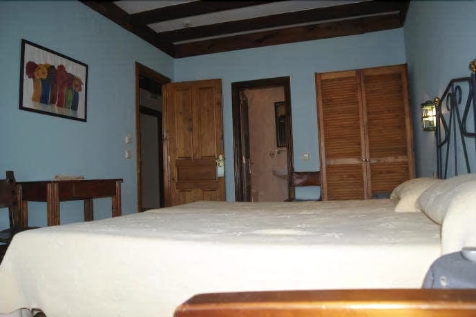 Imagen de la habitación del Hotel Los Laureles. Foto 13