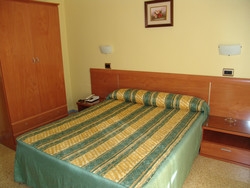 Imagen de la habitación del Hotel Los Naranjos, Gandía. Foto 17