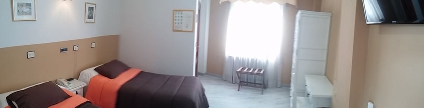 Imagen de la habitación del Hotel Los Olmos. Foto 4