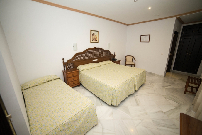 Imagen de la habitación del Hotel Los Omeyas. Foto 5