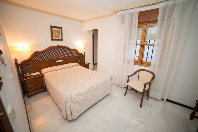 Imagen de la habitación del Hotel Los Omeyas. Foto 7