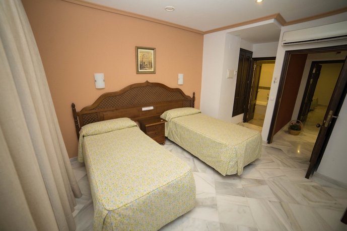 Imagen de la habitación del Hotel Los Omeyas. Foto 8