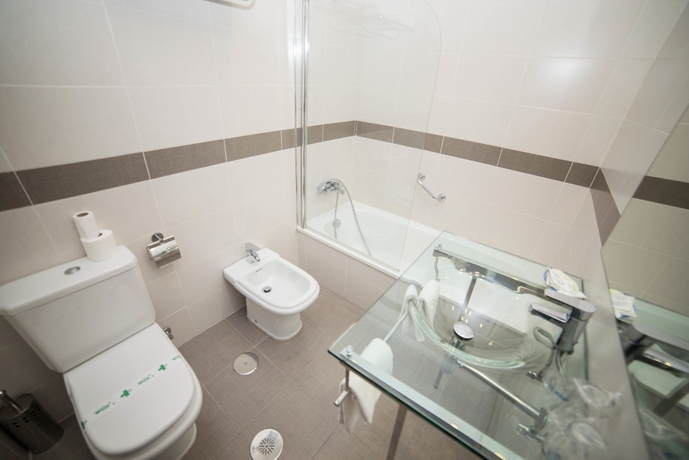 Imagen de la habitación del Hotel Los Omeyas. Foto 10