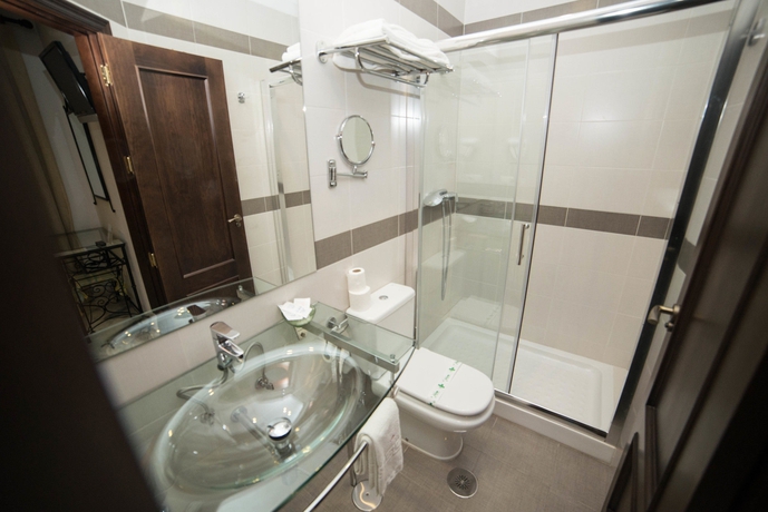 Imagen de la habitación del Hotel Los Omeyas. Foto 11