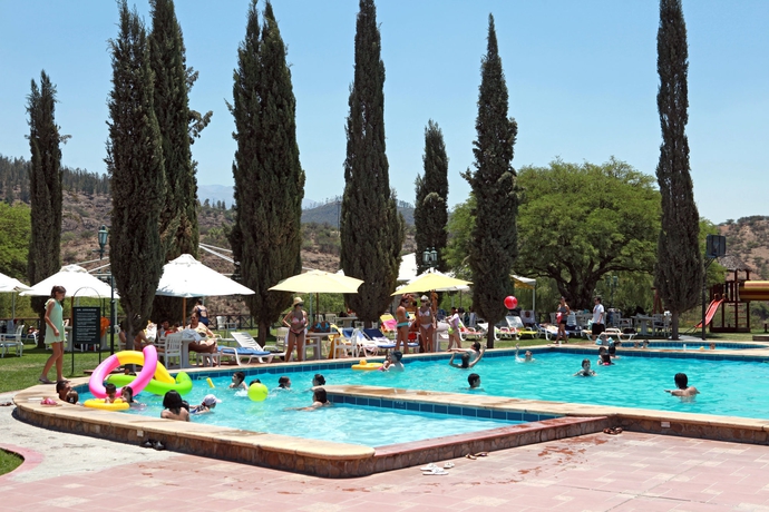 Imagen de la piscina del Hotel Los Parrales Resort. Foto 14