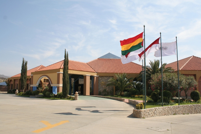 Imagen de la piscina del Hotel Los Parrales Resort. Foto 16