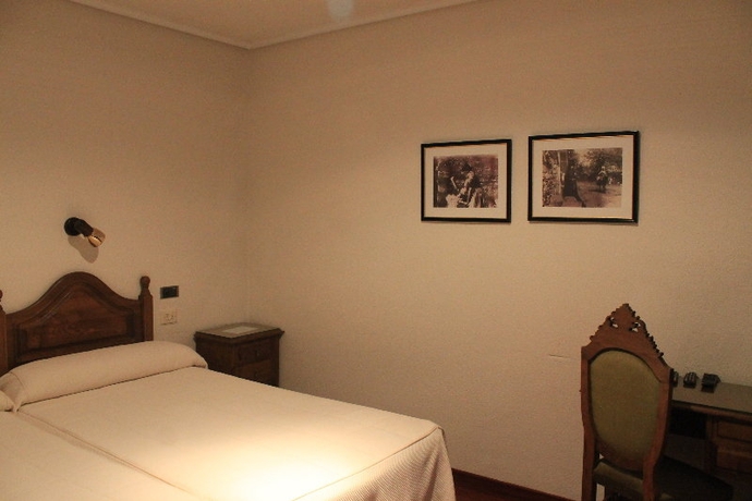 Imagen de la habitación del Hotel Los Perales. Foto 4