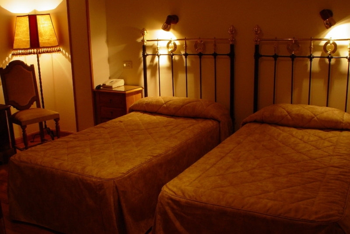 Imagen de la habitación del Hotel Los Perales, Puebla de Sanabria. Foto 2