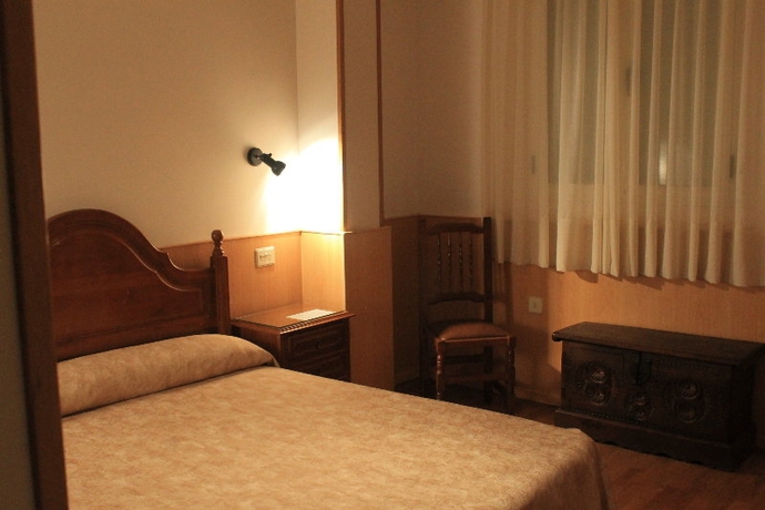 Imagen de la habitación del Hotel Los Perales, Puebla de Sanabria. Foto 3