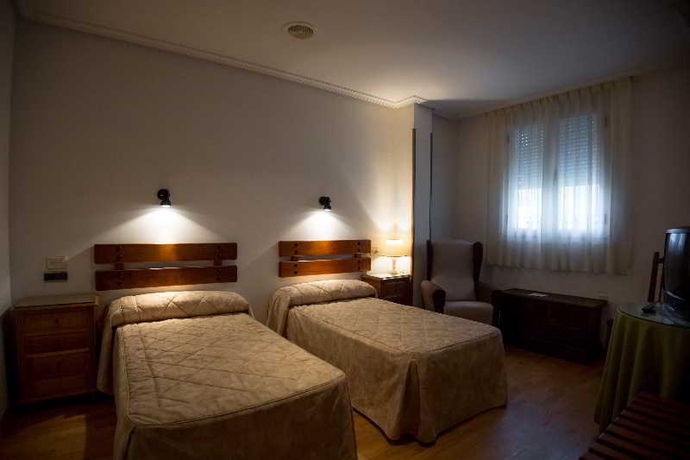 Imagen de la habitación del Hotel Los Perales, Puebla de Sanabria. Foto 8