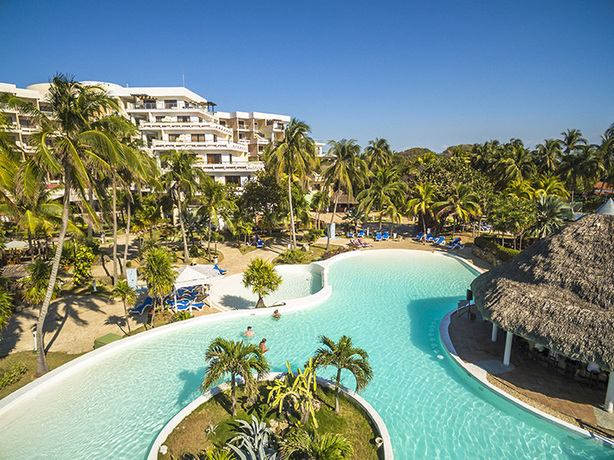 Imagen de la piscina del Hotel Los Pétalos Varadero. Foto 10