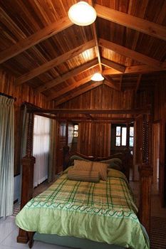 Imagen de la habitación del Hotel Los Pinos Cabanas Y Jardines. Foto 2