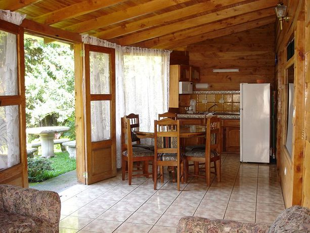 Imagen de la habitación del Hotel Los Pinos Cabanas Y Jardines. Foto 7