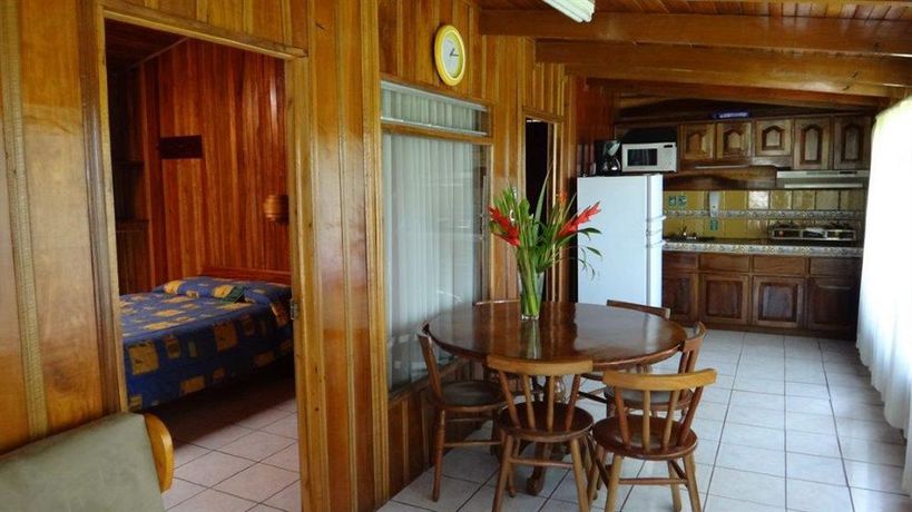Imagen de la habitación del Hotel Los Pinos Cabanas Y Jardines. Foto 8