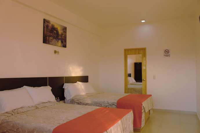 Imagen de la habitación del Hotel Los Pinos Express. Foto 11