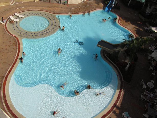 Imagen de la piscina del Hotel Los Puentes. Foto 13