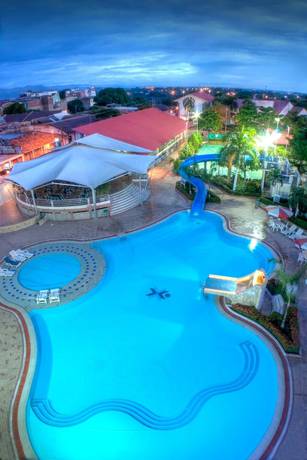 Imagen de la piscina del Hotel Los Puentes. Foto 15