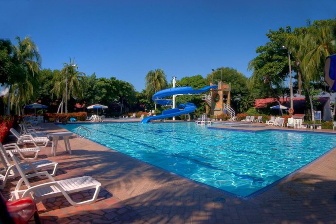 Imagen de la piscina del Hotel Los Puentes. Foto 17