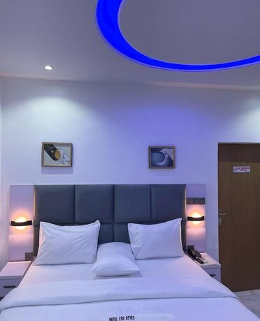 Imagen de la habitación del Hotel Los Reyes. Foto 17