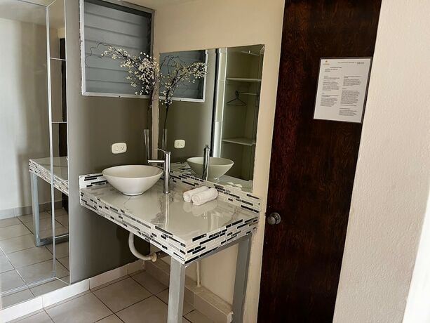 Imagen de la habitación del Hotel Los Robles, Nuevo Laredo. Foto 18