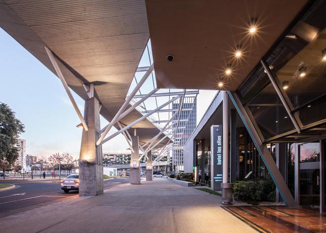 Imagen de los exteriores del Hotel Los Silos. Foto 11