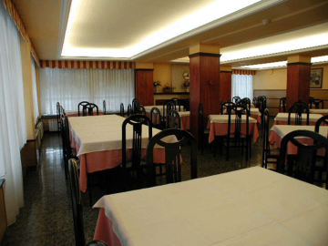 Imagen del bar/restaurante del Hotel Los Tamarises. Foto 2