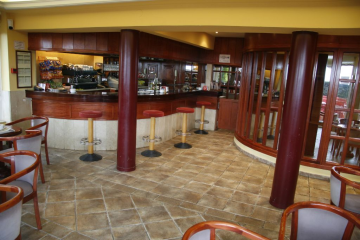 Imagen del bar/restaurante del Hotel Los Tamarises. Foto 3