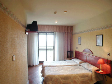 Imagen de la habitación del Hotel Los Tamarises. Foto 6