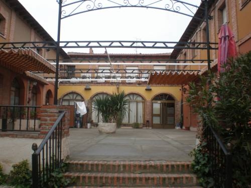 Imagen de los exteriores del Hotel Los Toreros. Foto 6