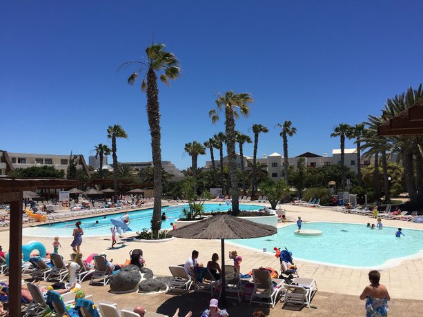 Imagen de la piscina del Hotel Los Zocos Impressive Lanzarote. Foto 14