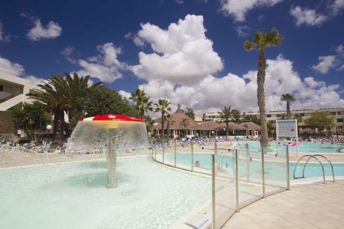 Imagen de la piscina del Hotel Los Zocos Impressive Lanzarote. Foto 15