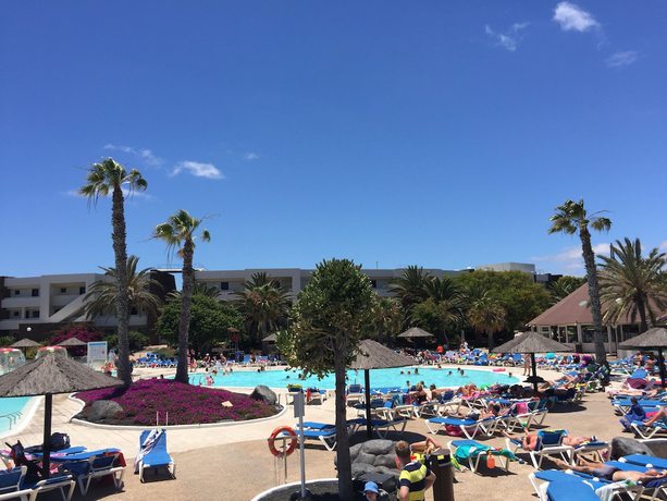 Imagen de la piscina del Hotel Los Zocos Impressive Lanzarote. Foto 16