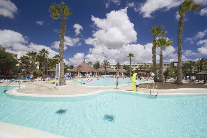 Imagen de la piscina del Hotel Los Zocos Impressive Lanzarote. Foto 17