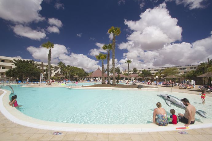 Imagen de la piscina del Hotel Los Zocos Impressive Lanzarote. Foto 18