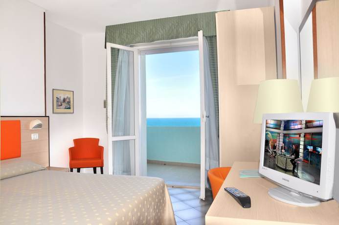 Imagen de la habitación del Hotel Losanna Gabicce Mare. Foto 11