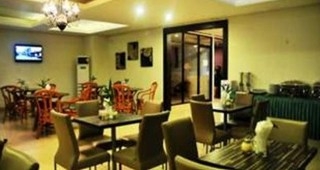 Imagen del bar/restaurante del Hotel Losari Blok M 2. Foto 5