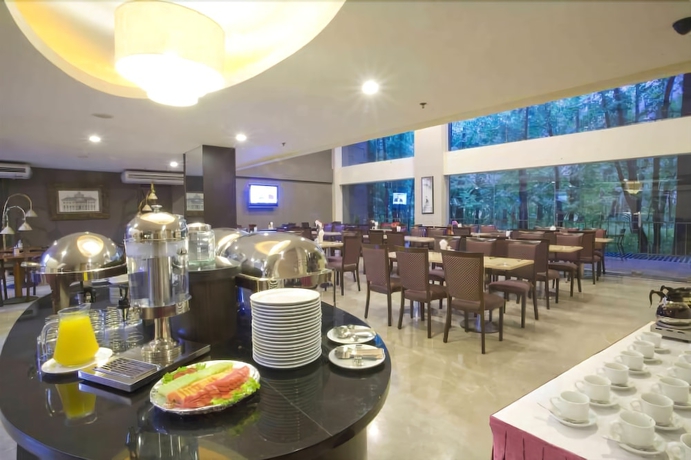 Imagen del bar/restaurante del Hotel Losari Roxy. Foto 6