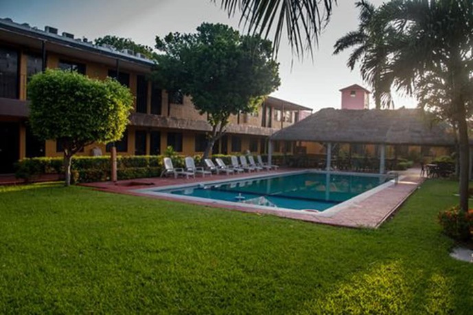 Imagen de la piscina del Hotel Lossandes. Foto 17