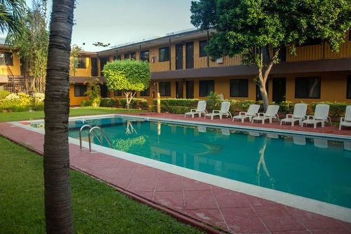 Imagen de la piscina del Hotel Lossandes. Foto 18
