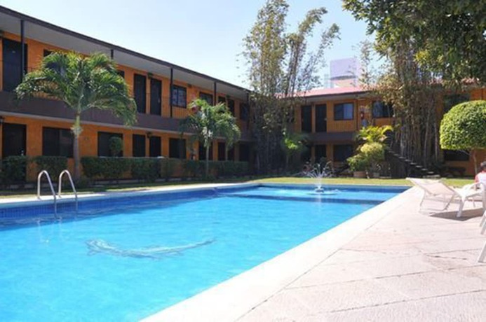Imagen de la piscina del Hotel Lossandes. Foto 20