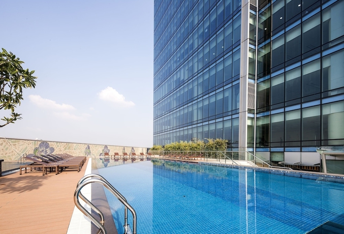 Imagen de la piscina del Hotel Lotte The Residence. Foto 18