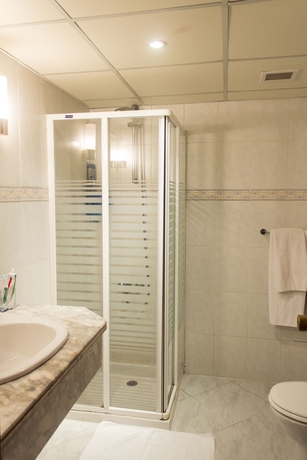 Imagen de la habitación del Hotel Lotus Bay Resort. Foto 2